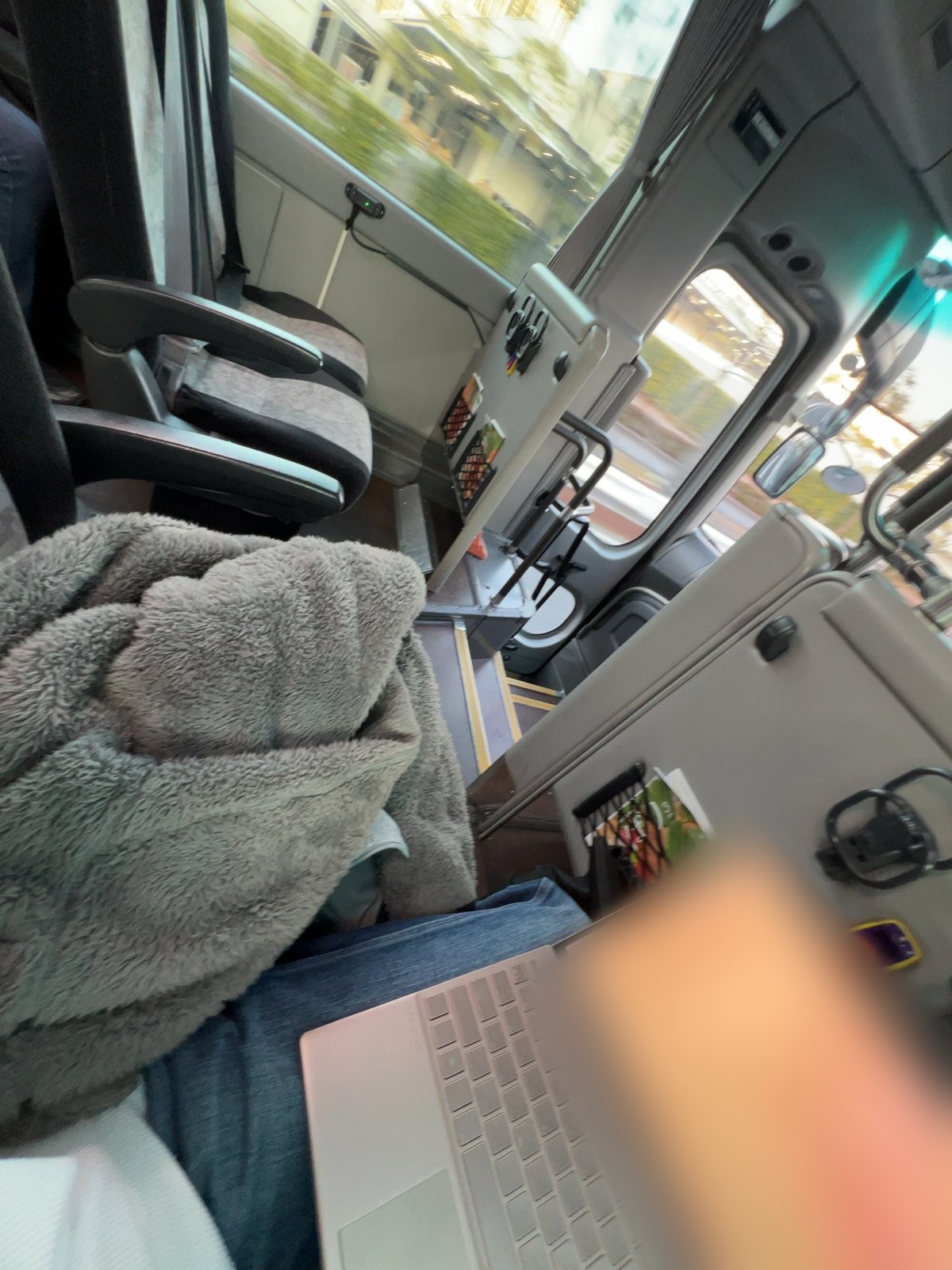 バス車内で膝の上にPCを広げたところ