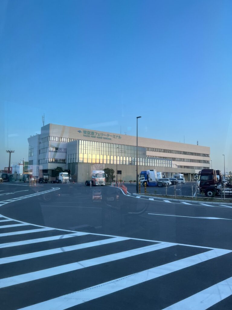 夕暮れのターミナル外観