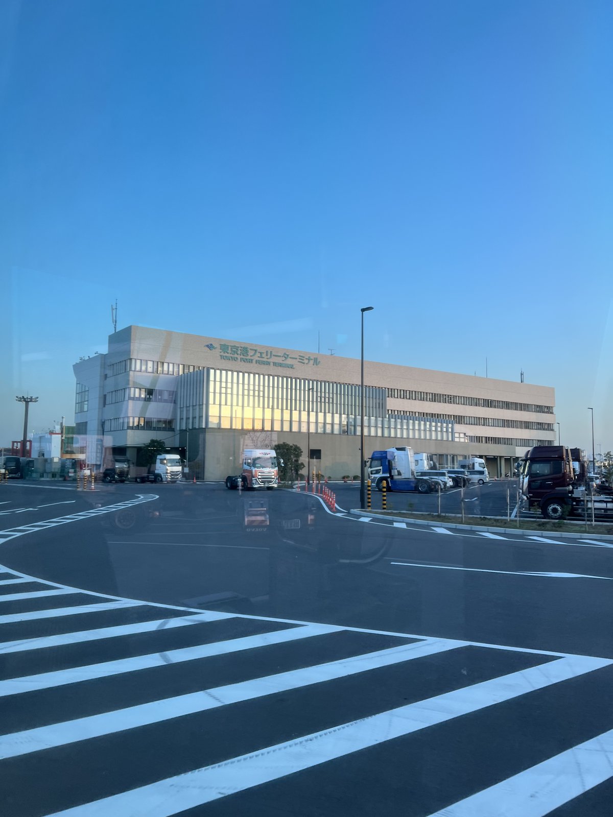 夕暮れのターミナル外観