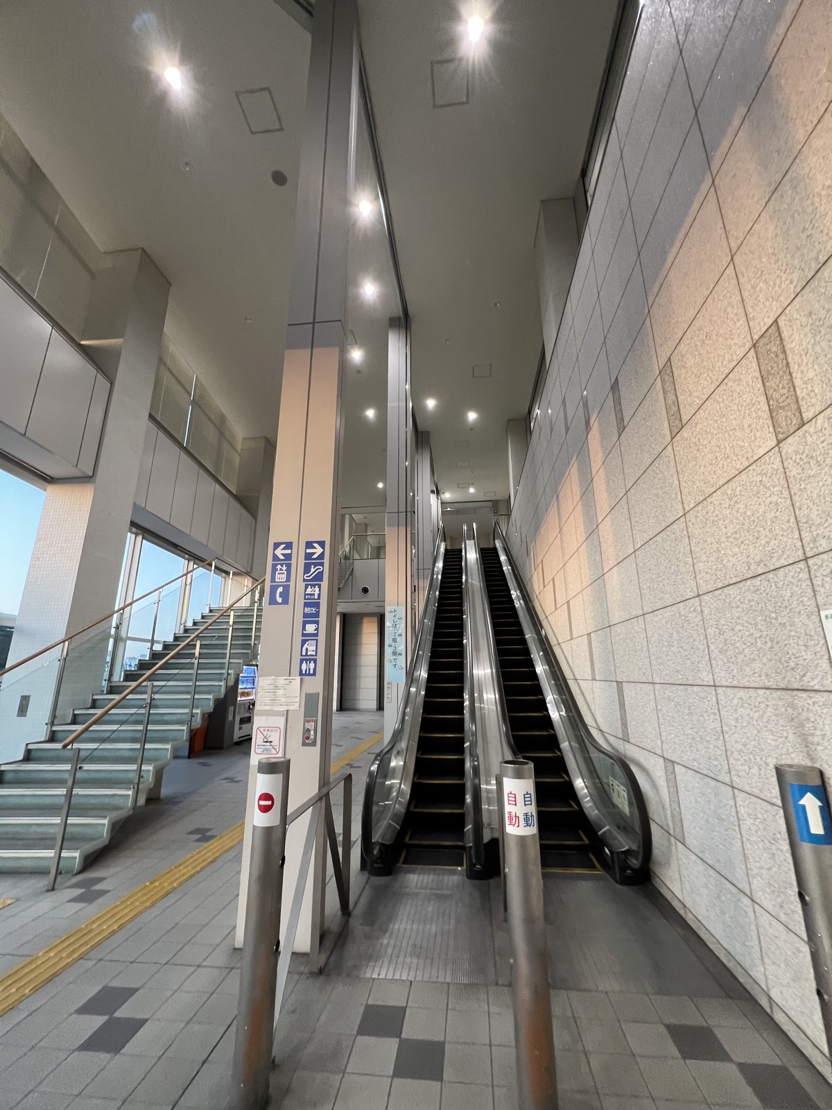 ターミナル内のエスカレーター