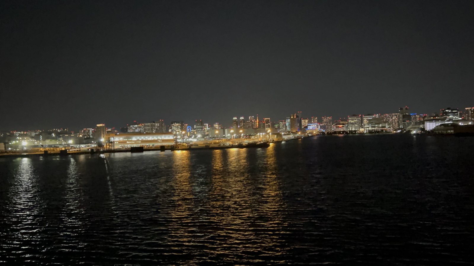 出航直後の東京港夜景