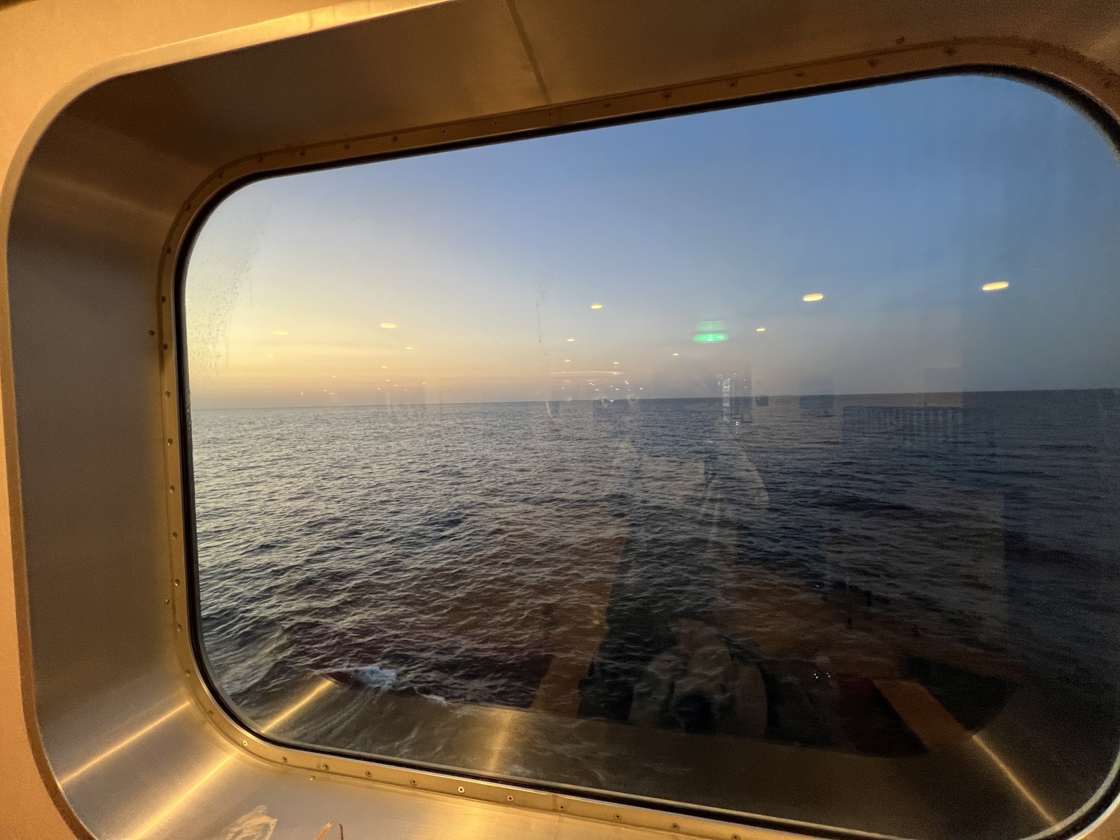 夜明け前の海