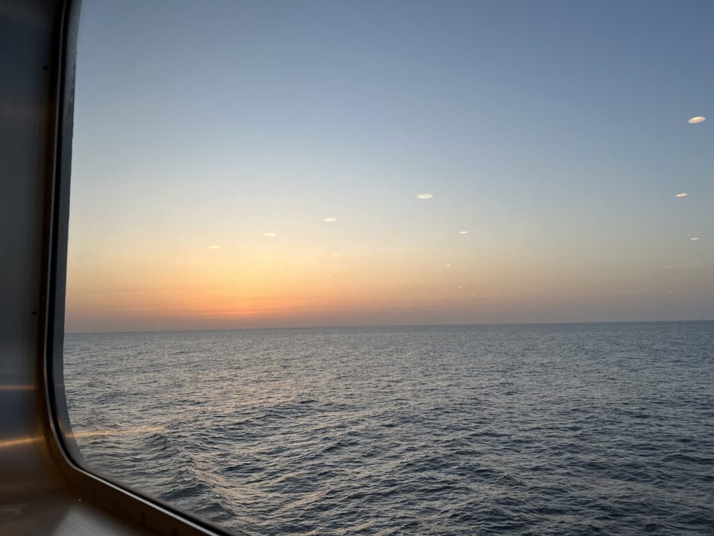 日の出直前、茜色に染まる空