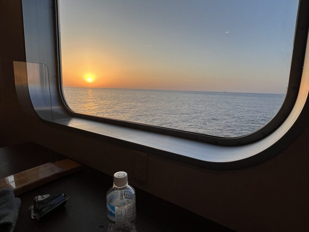 朝日と海に伸びる光の道