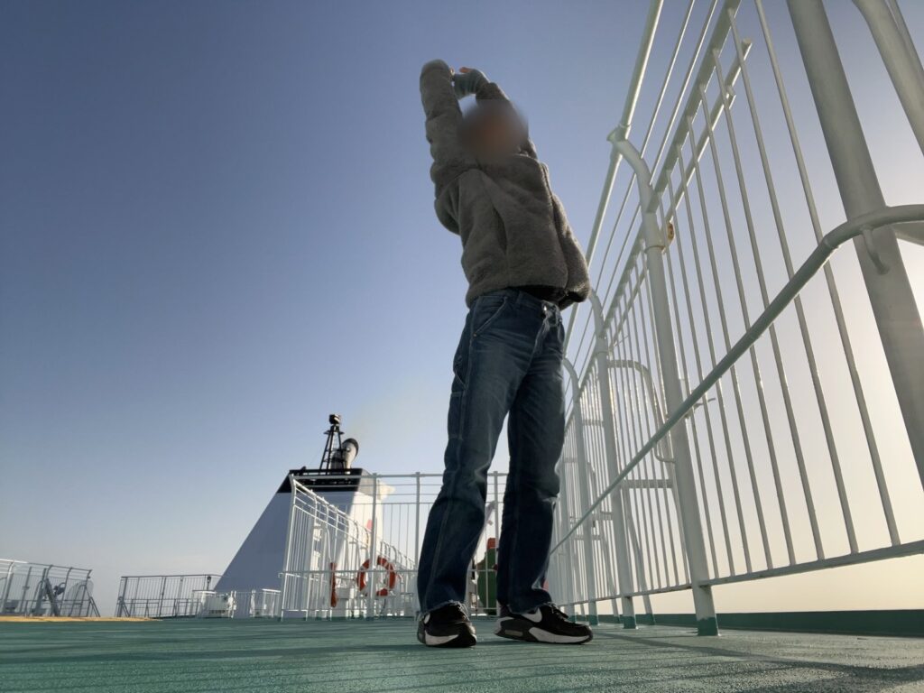 甲板で肩まわりのストレッチをしているところ