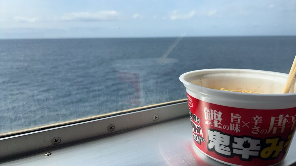 窓辺の鬼辛みそ麺と海