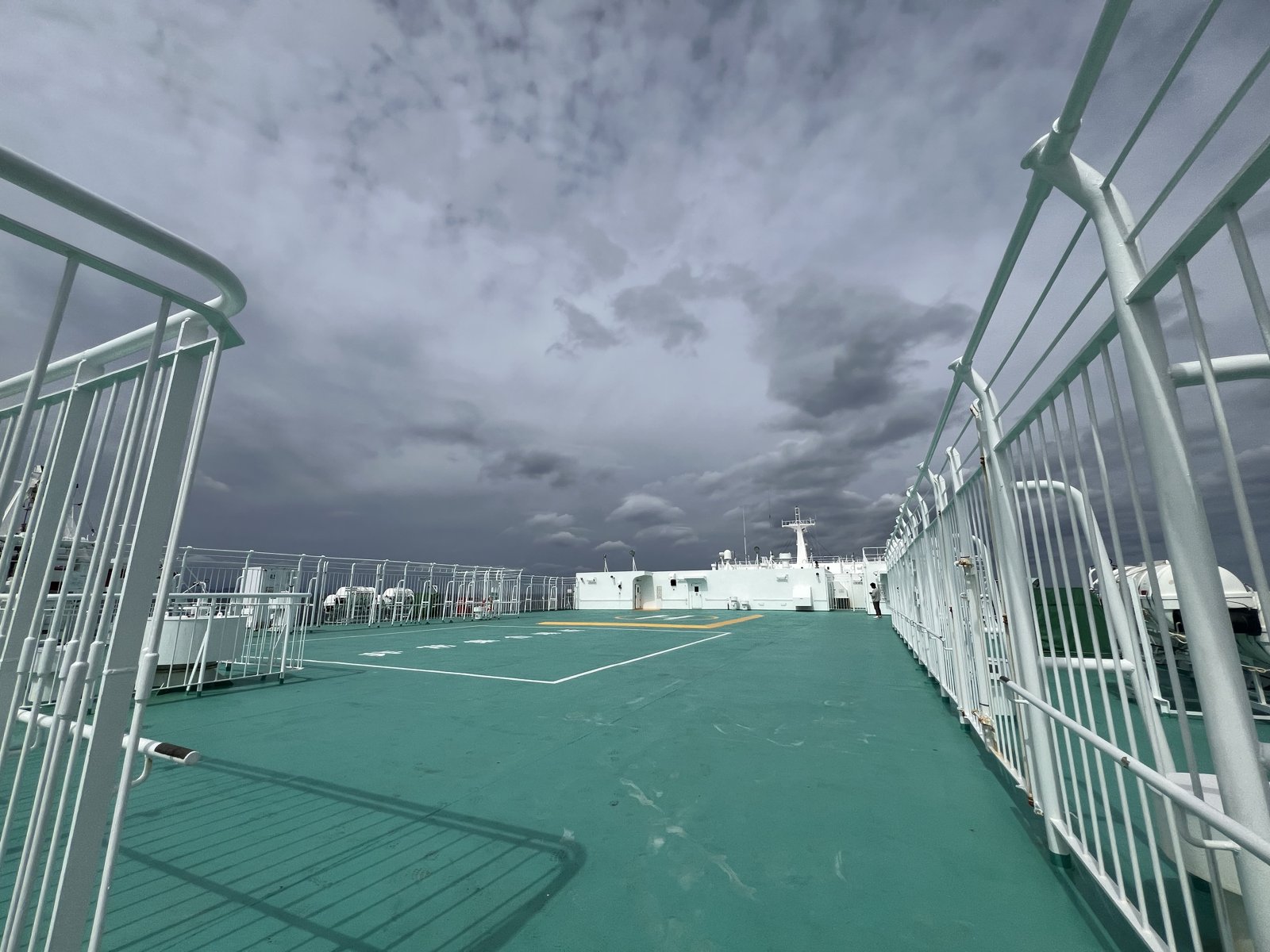 暗雲が迫る甲板