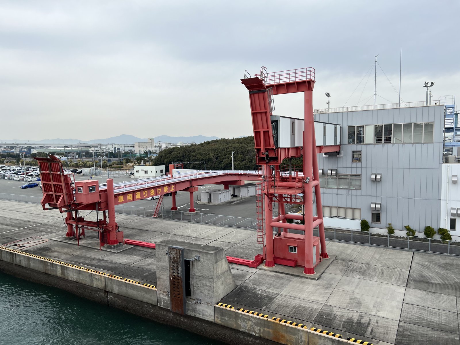 徳島港の赤い搭乗橋