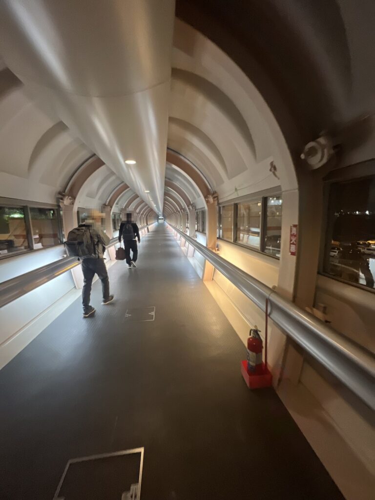 乗船口から船へ続くボーディングブリッジの通路