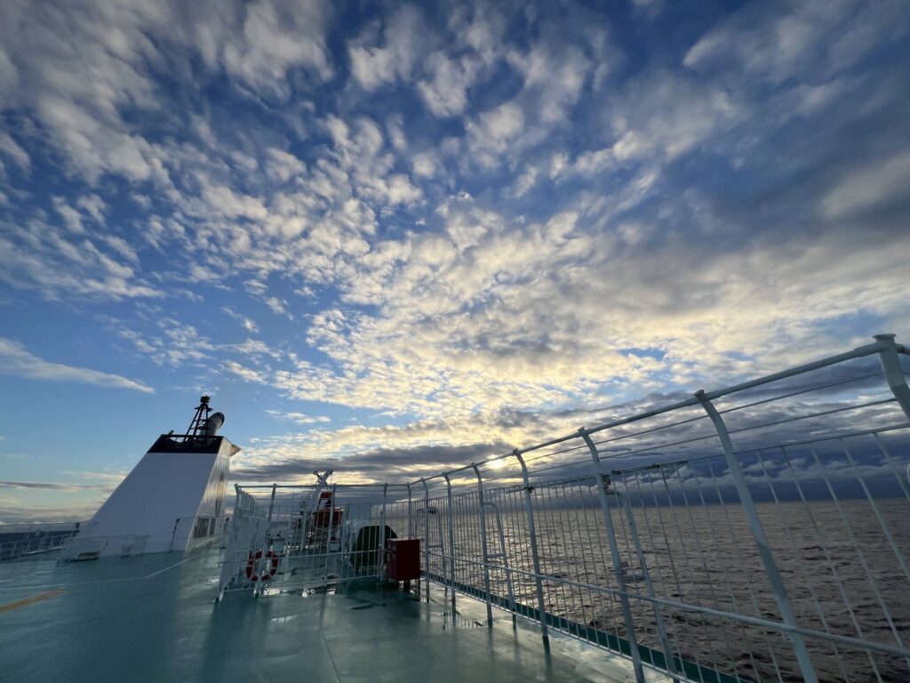朝焼けの空とオーシャン東九フェリーの甲板