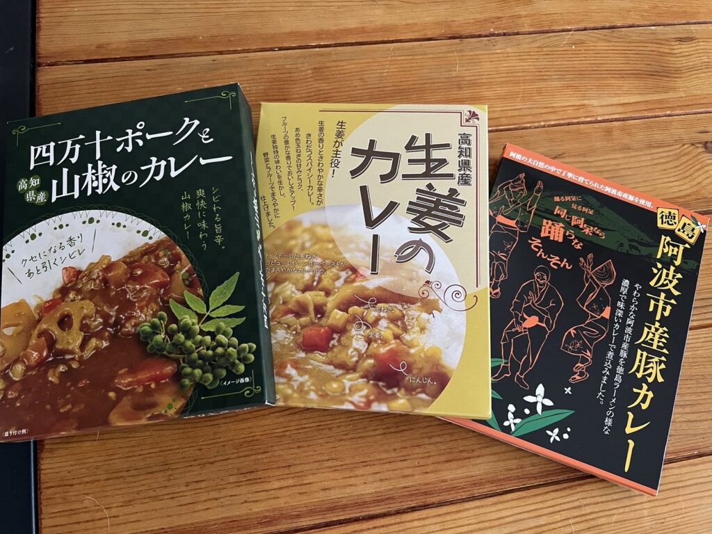 案内所で売られていたご当地レトルトカレー3種