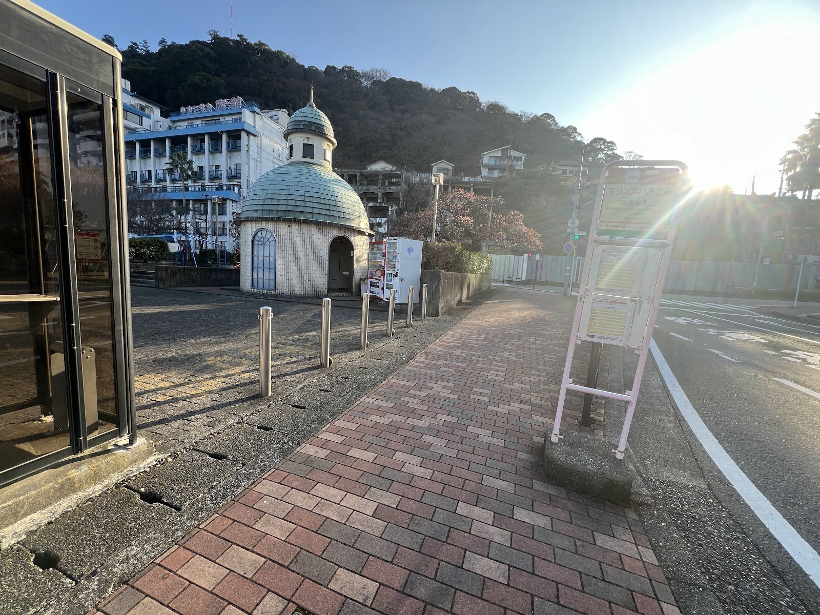熱海港のバス停。左に入ると乗り場がある。