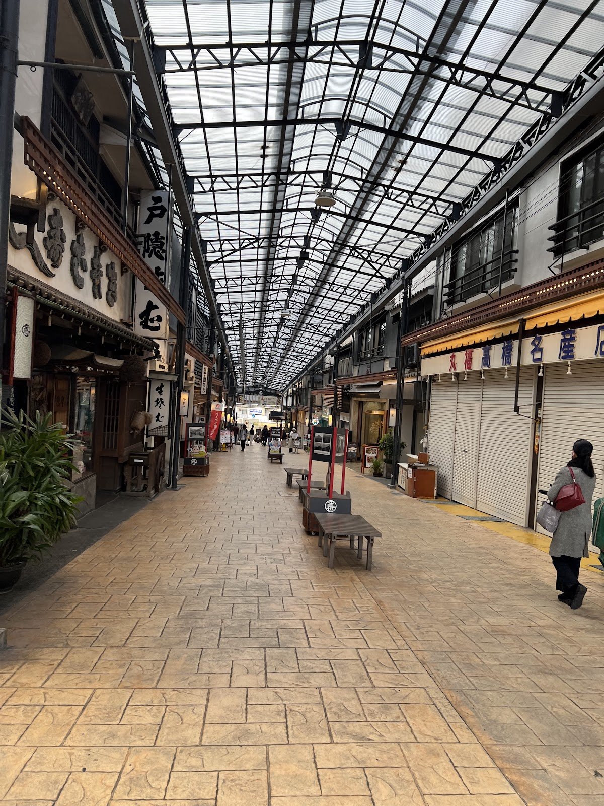 駅からはしばらくアーケードがあるので、熱海駅周辺の散策なら雨でも楽しめますね!