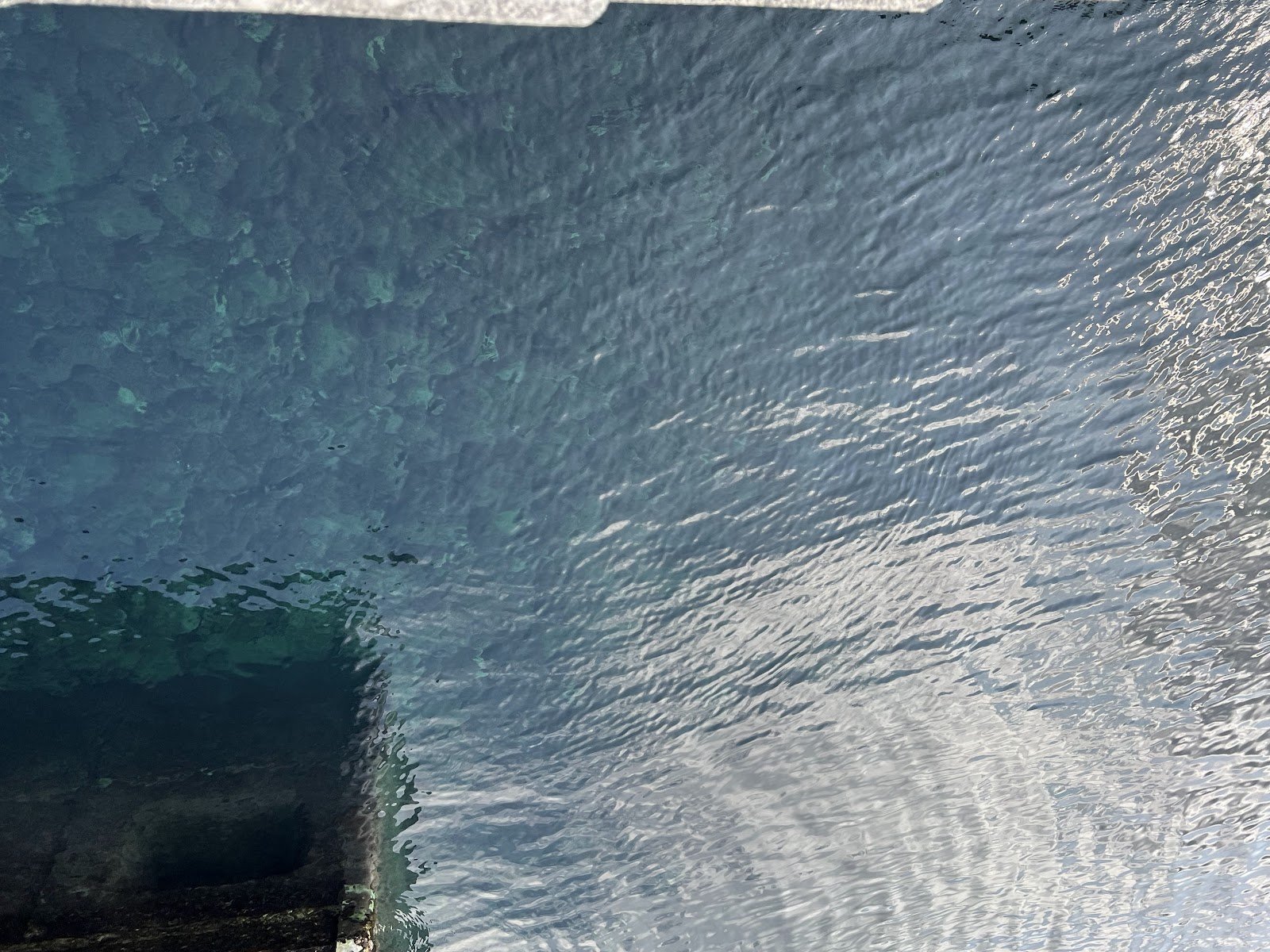 階段からのぞき込んだ海