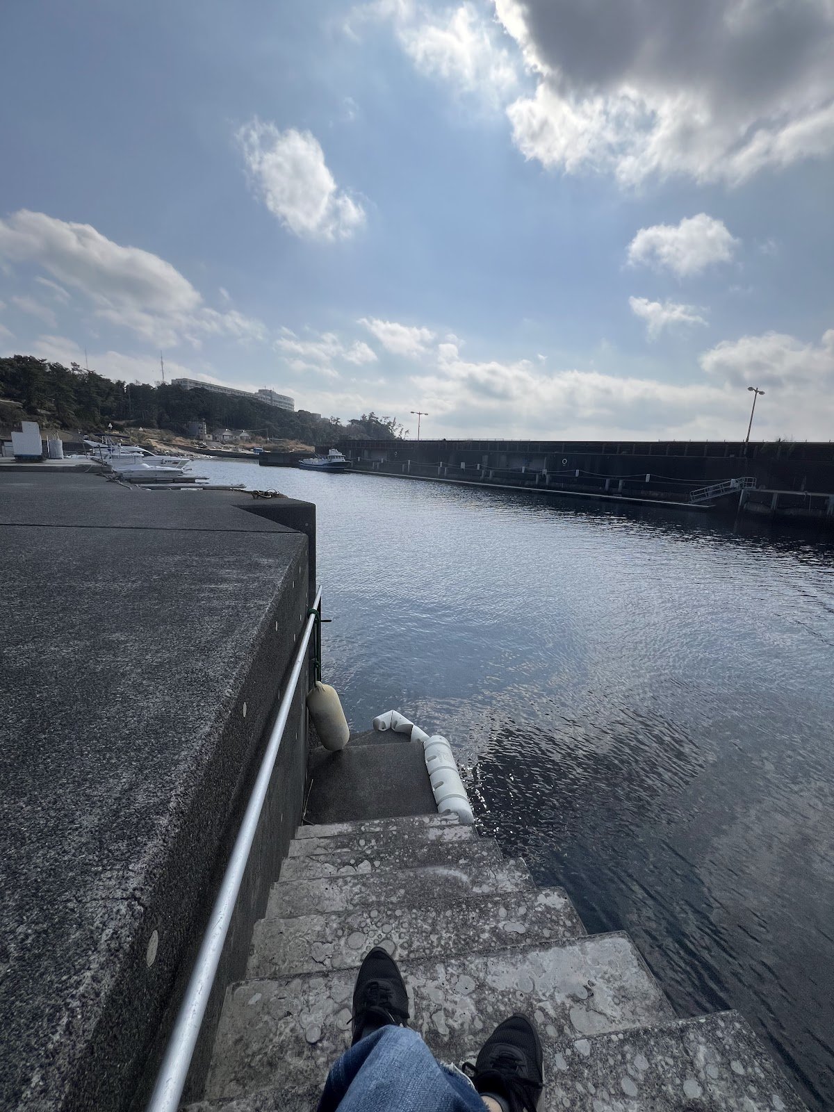 水ぎわまで下りられる階段
