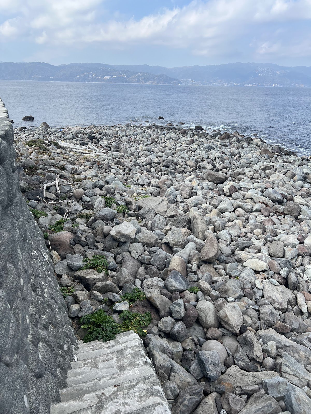 海に降りる階段と岩場