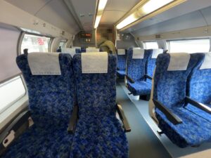 高崎線グリーン車の車内。2列ずつ並ぶ青い座席