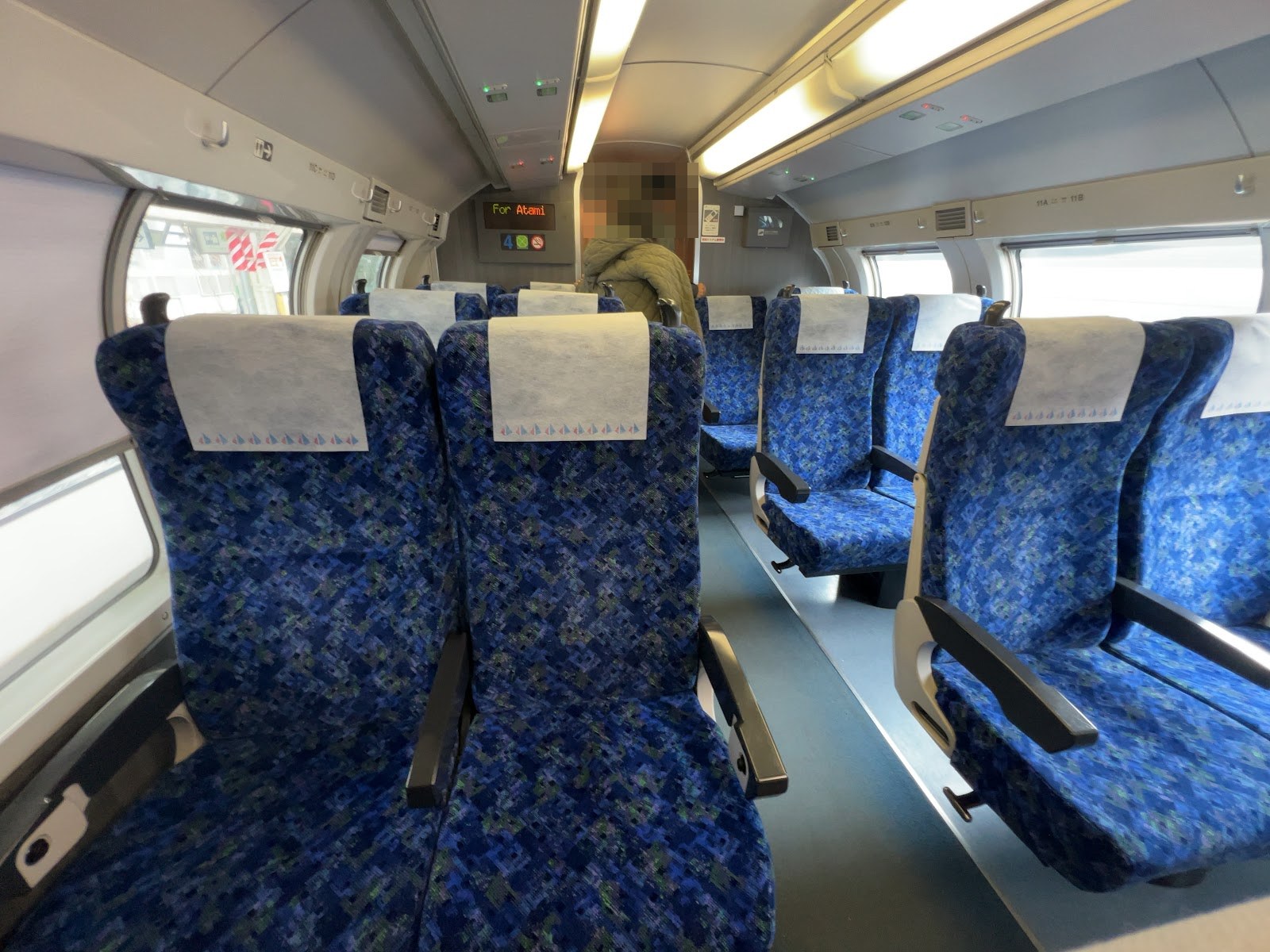 高崎線グリーン車の車内。2列ずつ並ぶ青い座席